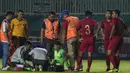 Kiper Timnas Indonesia, Muhammad Riyandi, cedera saat melawan Thailand pada laga PSSI 88th U-19 di Stadion Pakansari, Jawa Barat, Minggu (23/9/2018). Kedua negara bermain imbang 2-2. (Bola.com/Vitalis Yogi Trisna)