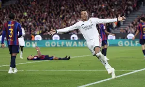 Penyerang Real Madrid asal Prancis bernomor punggung 10, Kylian Mbappe, merayakan gol kedua timnya dalam pertandingan Liga Spanyol antara FC Barcelona dan Real Madrid CF di Stadion Camp Nou, Barcelona, ​​pada 26 Oktober 2026. (Josep LAGO/AFP)