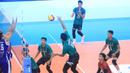 <p>Pemain Jakarta Garuda Jaya, Krisna (tengah) melepaskan spike saat menghadapi Jakarta LavAni Allo Bank Electric pada laga putaran I PLN Mobile Proliga 2024 di GOR Amongrogo, Yogyakarta, Kamis (25/4/2024). Jakarta Garuda Jaya Kalah 0-3 (16-25, 22-25, 20-25). (Dok. PBVSI)</p>