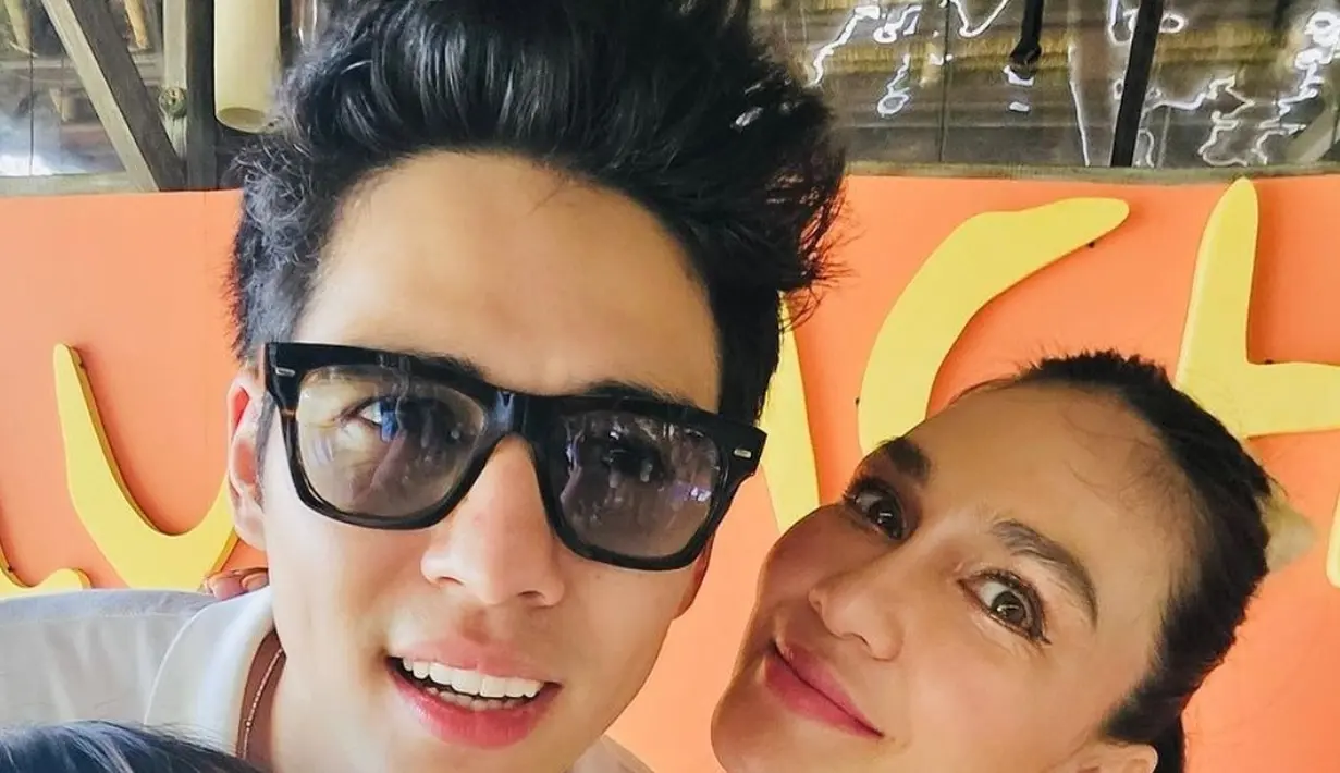 Inilah momen romantis Luna Maya didampingi Maxime Bouttier yang kini menjadi kekasihnya. Berbagai sesi pemotretan, wanita 40 tahun itu tak bisa lepas dari Maxime Bouttier. Keduanya jadi pusat perhatian, terlebih usai Maxime Bouttier menyatakan cintanya kepada Luna Maya. (Liputan6.com/IG/mrsayudewi)