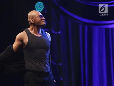 Deddy Corbuzier membuka pakaiannya saat saling roasting dengan Pandji Pragiwaksono di Jakarta Internasional Comedy Festival (JICOMFEST) 2019 di JIExpo, Kemayoran, Jakarta, Sabtu (3/8/2019). Selain Deddy, komika dan komedian terkemuka juga meramaikan JICOMFEST 2019. (Bola.com/Peksi Cahyo Priambodo)