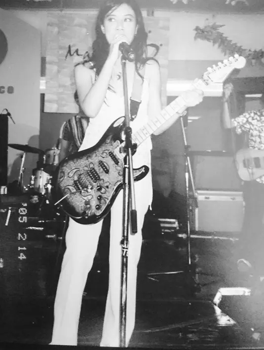Tak hanya bernyanyi, ia pun jago juga bermain gitar. Setelah Trio Kwek-Kwek bubar, ia merilis album solo pertamanya yang bertajuk "No Apologies!" pada tahun 2004. (Liputan6.com/IG/@leonyvh)