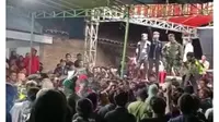 David mengaku langsung menghentikan konser tersebut dan membawa korban ke Puskesmas Girisubo untuk mendapat mobil ambulans.