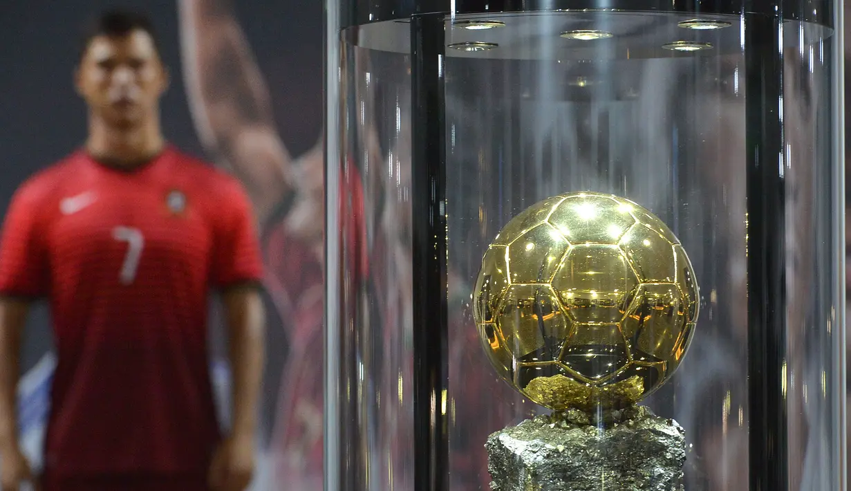 Tropi FIFA Ballon d'Or ikut dipajang di Museum CR7 di Funchal, Madeira, Portugal (23/7). Museum tersebut berisi perjalanan karier Ronaldo selama bertahun-tahun menggeluti dunia lapangan hijau. (AFP PHOTO/Helder Santos)