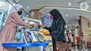 Petugas melayani wajib pajak di salah satu kantor pelayanan pajak pratama di Jakarta, Kamis (29/12/2022). Berdasarkan Peraturan Presiden (Perpres) Nomor 98/2022, pemerintah mematok target penerimaan pajak tahun ini Rp1.485 triliun. Jumlahnya naik hingga 20,7% dari target penerimaan pajak 2021 senilai Rp1.229,6 triliun. (Liputan6.com/Angga Yuniar)