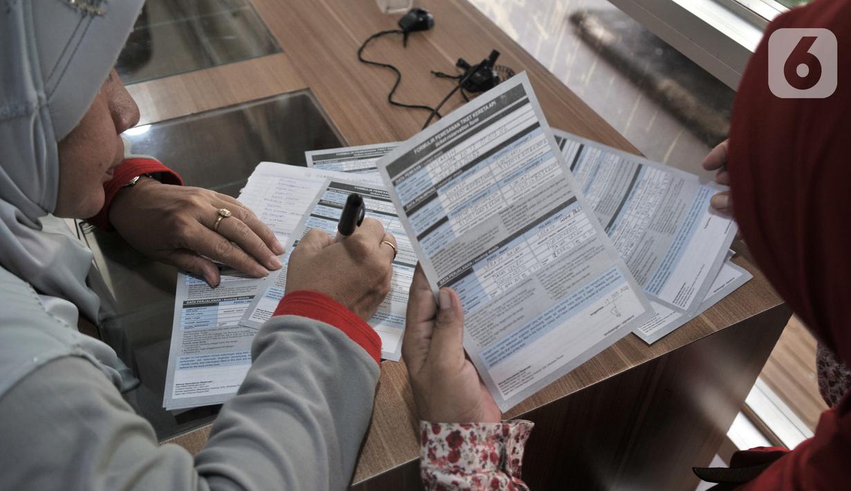 Calon penumpang mengisi form saat akan membeli tiket kereta Mudik Lebaran 2020 secara langsung di loket Stasiun Pasar Senen, Jakarta, Senin (17/2/2020). Tiket Mudik Lebaran 2020 yang dijual PT Kereta Api Indonesia tersedia untuk keberangkatan H-10 atau 14 Mei 2020. (merdeka.com/Iqbal Nugroho)