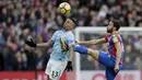 Pemain Manchester City, Gabriel Jesus (kiri) berebut bola dengan pemain Crystal Palace, Andros Townsend pada lanjutan Premier League di Selhurst Park, London, (31/12/2017). Palace tahan Manchester City tanpa gol. (AP/Tim Ireland)