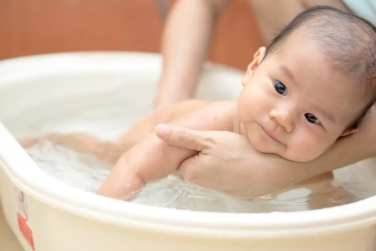 memandikan bayi