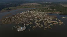 Puing-puing bangunan rumah yang kembali muncul di kawasan Bendungan Karian yang mengering di Kampung Somang, Lebak, Banten, Jumat, 7 Agustus 2026. (KLY/ Arie Basuki)