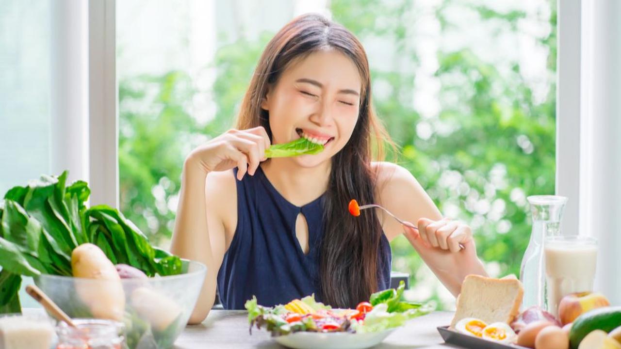 5. Konsumsi Makanan Bernutrisi Biar Rambut Bisa Cepat Pulih