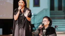 Dalam acara Persembahan dari Solo, Anggun C Sasmi berkesempatan untuk berduet dengan maestro keroncong Waldjinah. Penyanyi legendaris asal Solo yang namanya sudah populer sejak dahulu ini pun tampil kompak saat di atas panggung Pura Mangkunegaran. (Liputan6.com/IG/@teamanggun)