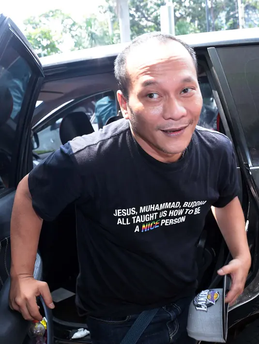 "Mas Iwa gimana kabarnya," tanya awak media yang telah menunggu kedatangannya. "Alhamdulillah sehat," jawab Iwa K seraya tersenyum pada Jumat, (5/5). (Deki Prayoga/Bintang.com)