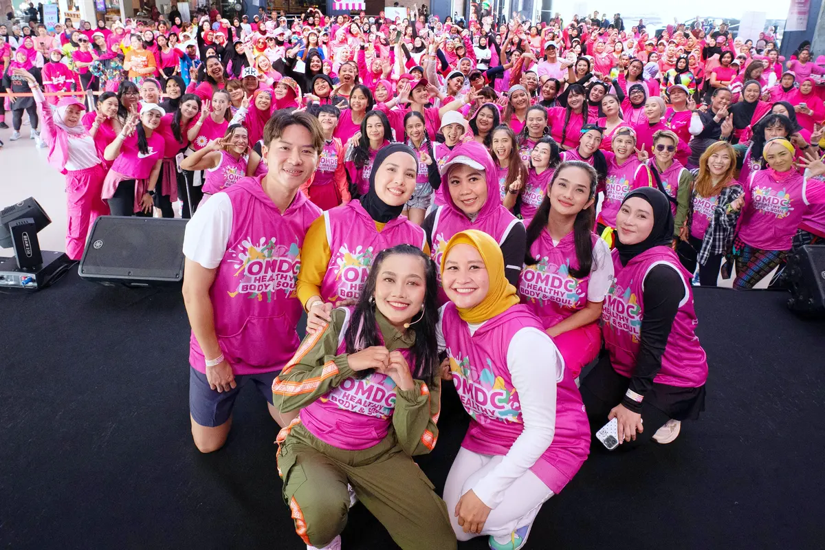 Sejumlah artis seperti Faby Marcelia, Tya Ariestya, hingga Mawar Eva de Jongh mengikuti OMDC Zumba Party.
