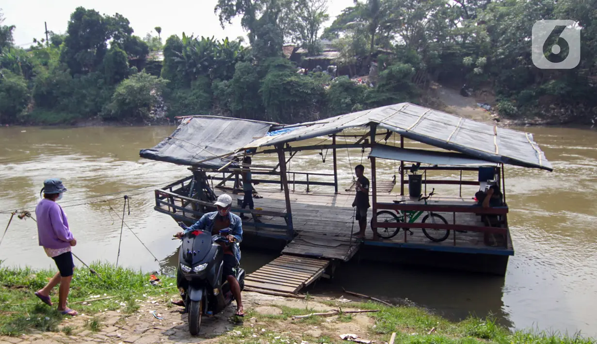 Warga turun dari perahu eretan di Sungai Cisadane, Neglasari, Kota Tangerang, Kamis (7/10/2021). Warga di kawasan tersebut masih memanfaatkan jasa penyeberangan perahu eretan untuk menyebrangi Sungai Cisadane. (Liputan6.com/Angga Yuniar)