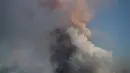 Lava dan asap mengalir dari letusan gunung berapi di pulau La Palma di Kepulauan Canaria, Spanyol, Minggu (19/9/2021). Letusan gunung berapi itu memicu evakuasi besar-besaran terhadap kurang lebih 1.000 penduduk yang tinggal di sekitar Gunung Cumbre Vieja. (AP Photo/Jonathan Rodriguez)