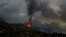 Lava dan asap mengalir dari letusan gunung berapi di pulau La Palma di Kepulauan Canaria, Spanyol, Minggu (19/9/2021). Letusan gunung berapi itu memicu evakuasi besar-besaran terhadap kurang lebih 1.000 penduduk yang tinggal di sekitar Gunung Cumbre Vieja. (AP Photo/Jonathan Rodriguez)