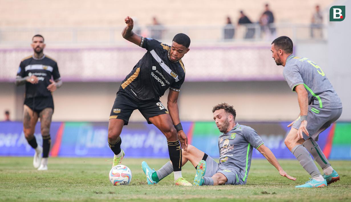<p>Pemain Dewa United, Alex Martins (tengah kiri) berebut bola dengan pemain Persebaya Surabaya, Ze Valente (tengah kanan) pada laga lanjutan BRI Liga 1 2023/2024 antara Dewa United melawan Persebaya Surabaya di Indomilk Arena, Tangerang, Sabtu (30/09/2023). (Bola.com/Bagaskara Lazuardi)</p>