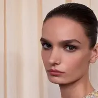 Di balik gaun haute couture yang sarat struktur dan keanggunan, para model memancarkan aura effortless beauty dengan riasan minimalis, glowy, namun tetap polished. Inilah yang dijuluki banyak pengamat kecantikan sebagai "Clean Girl 2.0."