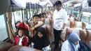 Dirut Askrindo, Andrianto Wahyu Adi meninjau peserta Mudik Bareng BUMN 2019 di Jakarta, Kamis (30/5/2019). Selain memberangkatkan para pemudik, Askrindo memberikan asuransi kecelakaan diri atau Insurance Personal Accident kepada 1.406 pemudik yang diberangkatkan serentak. (Liputan6.com/HO/Iqbal)