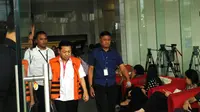 Setya Novanto keluar dari Gedung KPK setelah Gempa Guncang Jakarta (Liputan6.com/Lizsa Egeham)