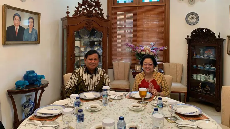 Ketua Umum PDIP Megawati Soekarnoputri menerima kedatangan Ketua Umum Gerindra Prabowo Subianto di rumahnya, Rabu (24/7/2019). (foto: Dokumentasi PDIP)