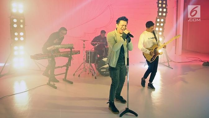 Grup band NOAH (Ariel, David, dan Lukman) melakukan proses syuting video klip single bertajuk 'Wanitaku' di Musica Studio, Jakarta Selatan, Kamis (25/7/2019). Gitaris NOAH, Uki tidak tampak dalam suasana pengambilan gambar. (Fimela.com/Bambang Ekoros Purnama)