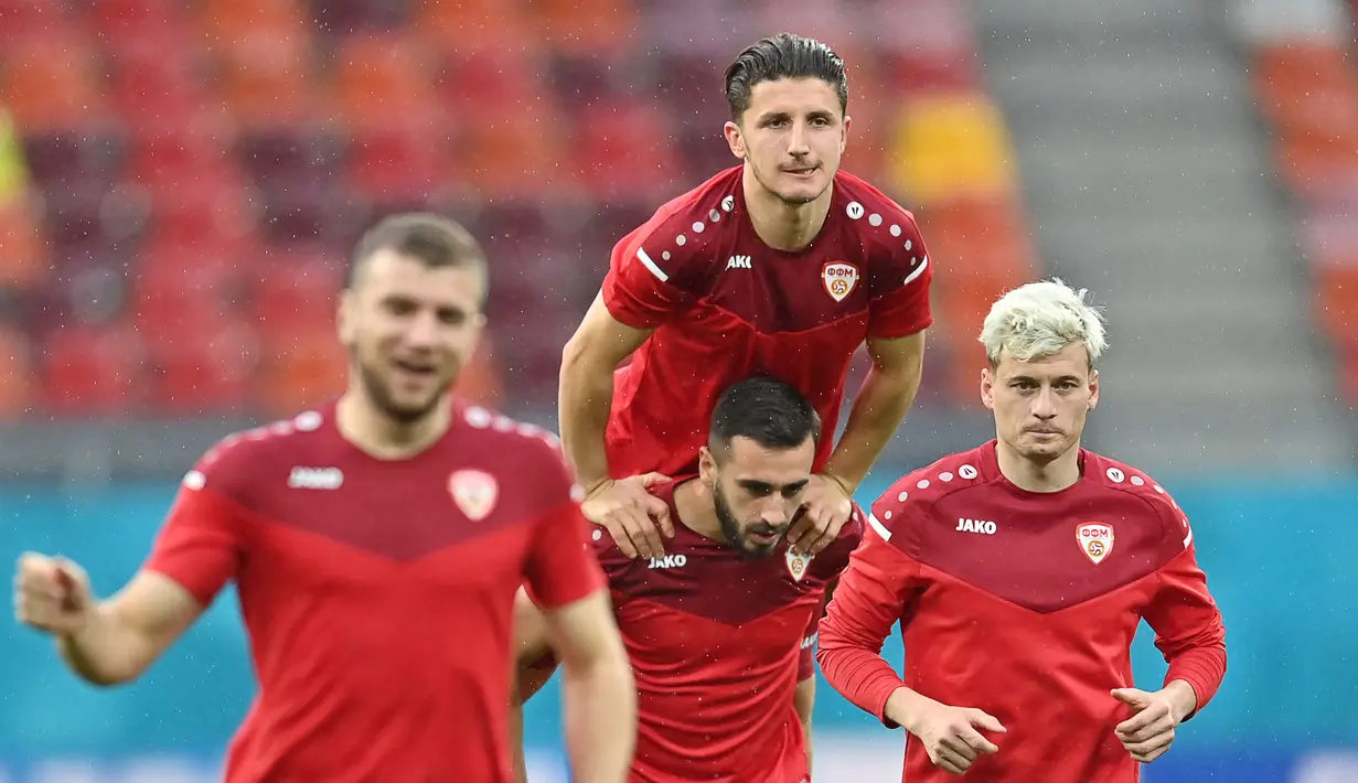 Enis Bardhi (atas) tampil mengejutkan di Kualifikasi Piala Dunia 2022 zona Eropa. Ia mampu mengantarkan Makedonia Utara mencapai babak play-off untuk pertama kalinya. Gelandang 26 tahun itu telah mencetak 4 gol dan 2 assist dari 8 laga di ajang tersebut. (AFP/Pool/Daniel Mihailescu)