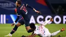 Mantan pemain Barcelona itu mendapat cedera serius di bagian pergelangan kaki usai mendapat tekel keras pemain Lyon, Thiago Mendes. (AFP/Frank Fife)