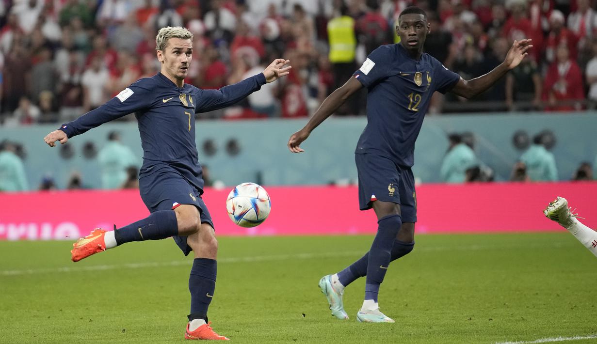 <p>Pemain Prancis, Antoine&nbsp;Griezmann mencetak gol penyeimbang 1-1 ke gawang Tunisia yang berakhir dianulir oleh wasit saat matchday ketiga Grup D Piala Dunia 2022 di Education City Stadium, Rabu (30/11/2022). (AP/Christophe Ena)</p>