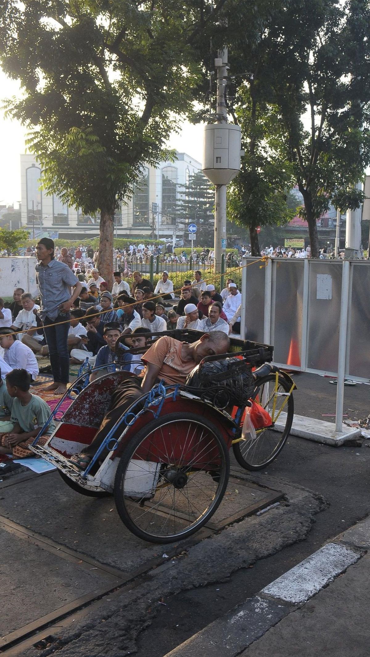 Jumlah jemaah yang datang untuk bisa melaksanakan salat Idulfitri ini tampak membludak hingga ke ujung jalan.&nbsp;Foto: merdeka.com / Imam Buhori