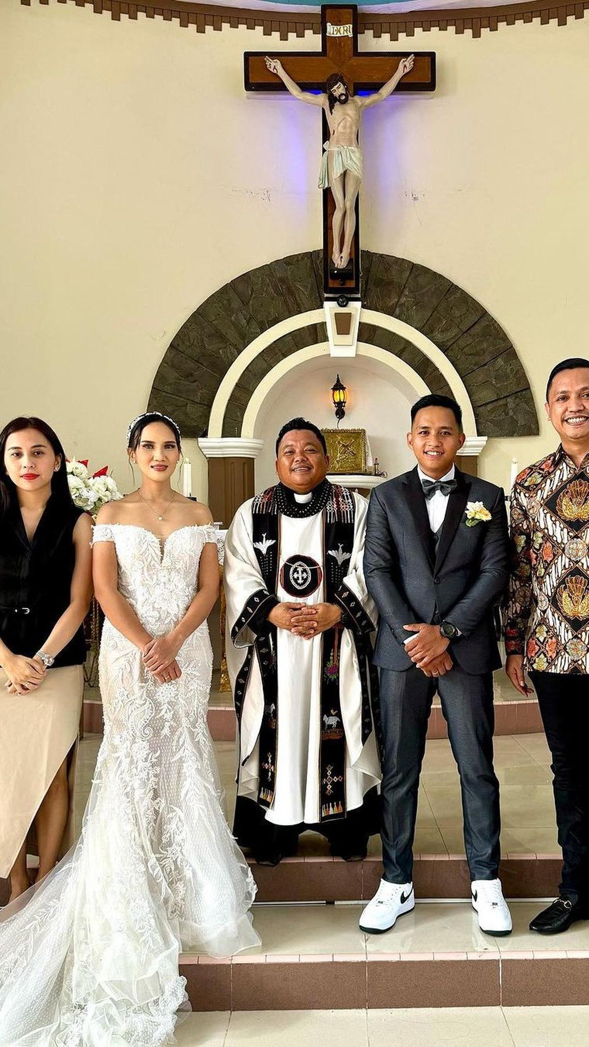 Di hari bahagianya, Richard tampak gagah mengenakan setelan jas abu-abu dengan sepatu sport. Sementara sang istri tampil cantik mengenakan gaun putih.<br>