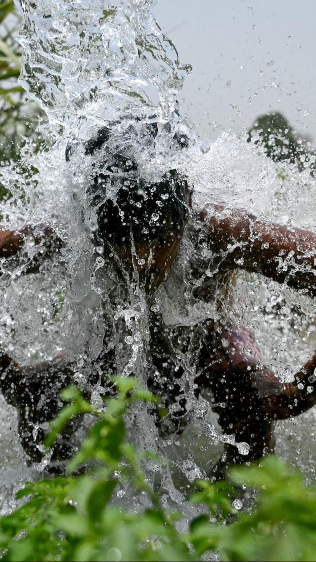 Sedikitnya 33 orang,&nbsp;termasuk petugas pemilu, tewas karena suhu panas yang menyengat di negara bagian Bihar, Uttar Pradesh, dan Odisha di India pada Jumat (31/5). Demikian dilaporkan Reuters.&nbsp;Foto: AFP