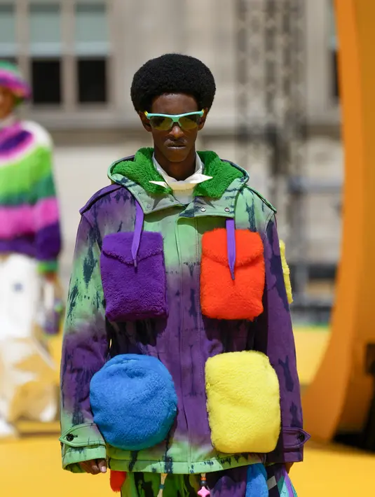 Model mengenakan busana pria dari koleksi Musim Semi Musim Panas 2023 Louis Vuitton di Paris, Prancis, Kamis (23/6/2022). Rumah mode yang berbasis di Paris ini memamerkan koleksi pria Musim Semi 2023 yang mengambil inspirasi dari sifat imajinasi yang menyenangkan dan visi kreatif mendiang Virgil Abloh. (AP Photo/Francois Mori)