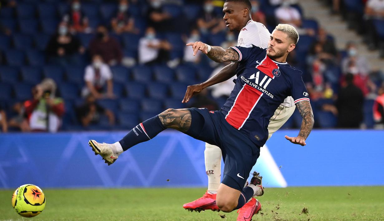 Penyerang PSG, Mauro Icardi, berebut bola dengan bek Metz, Mamadou Fofana, pada laga Liga Prancis di Stadion Parc des Princes, Paris, Kamis (17/9/2020) dini hari WIB. PSG menang 1-0 atas Metz. (AFP/Franck Fife)