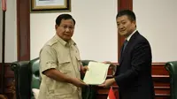 Duta Besar China untuk Indonesia, Lu Kang (kanan), saat menemui Prabowo, Kamis (21/3) di Kementerian Pertahanan (Istimewa)