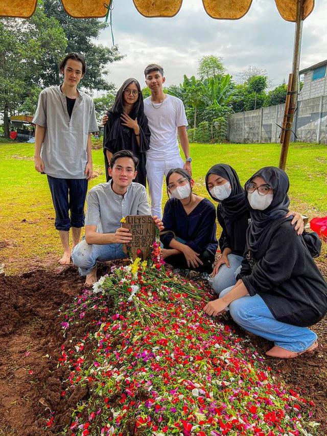 6 Momen Clay Gribble 'Dari Jendela SMP' di Pemakaman Sang Ibunda, Berusaha Tegar