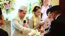 Khidmat dan sakral yang mewarnai akad nikah Acha dan Vicky pun menuai suasana yang mengharukan, terlebih untuk ibunda Acha, Rita Emza. Rita mengakui sangat berat melepas anak perempuannya itu menikah. (Galih W. Satria/Bintang.com)