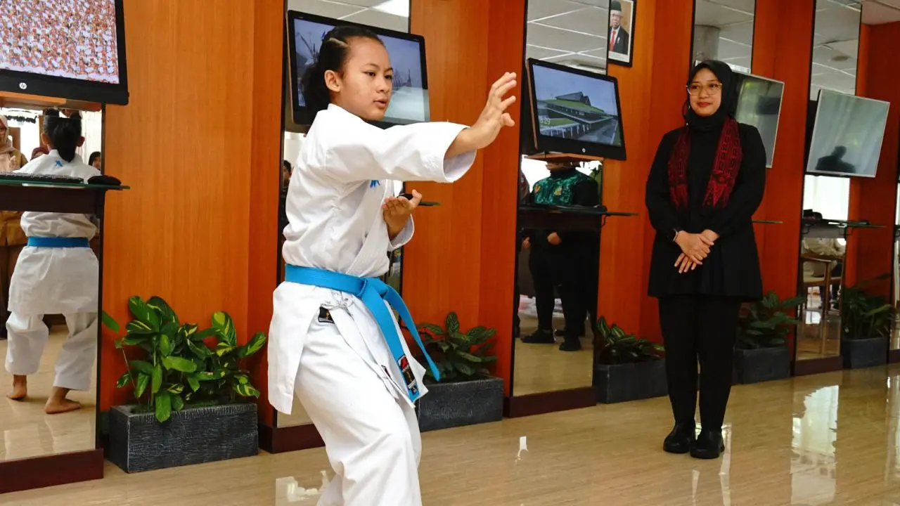 Salah satu atlet karate Aldhea Azarina Bharata (11) memergakan jurus katagori yang akan di lombakan di Portugal dihadapan Bupati Banyuwangi Ipu Fiestiandani (Istimewa)