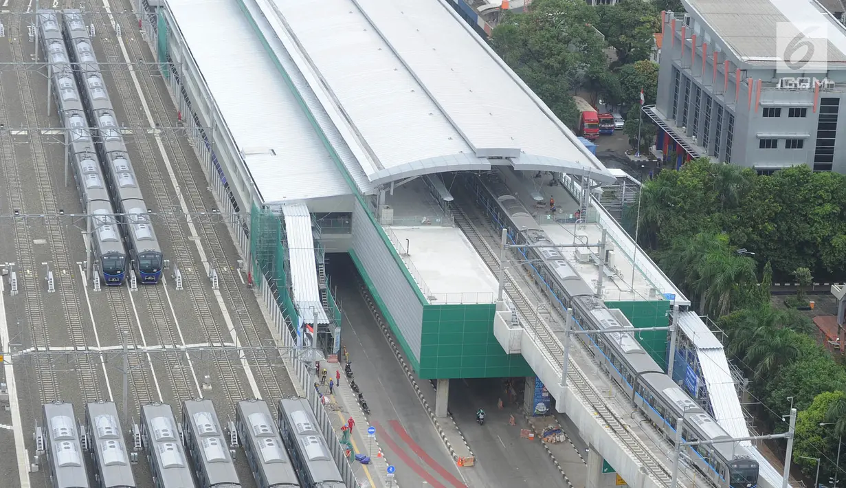 Rangkaian kereta MRT Jakarta fase I rute Lebak Bulus-Bundaran Hotel Indonesia melintasi Terminal MRT Lebak Bulus, Jakarta, Rabu (16/1). Moda Raya Terpadu itu rencananya beroperasi pada pertengahan Maret 2019. (Merdeka.com/Arie Basuki)