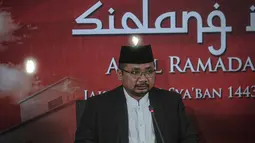 Menteri Agama Yaqut Cholil Qoumas memberikan keterangan seusai sidang Isbat penentuan awal bulan Ramadhan di Kantor Kemenag Jakarta, Jumat (1/4/2022). Pemerintah menetapkan awal bulan Ramadhan 1443 H jatuh pada hari Minggu (3/4/2022). (Liputan6.com/Faizal Fanani)