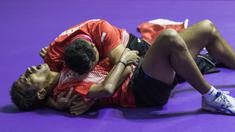 Petenis meja Indonesia, David Jacobs, bersama sang pelatih merayakan selebrasi usai meraih medali emas Asian Para Games cabang tenis meja TT 10 di Ecovention Ancol, Jakarta, Selasa (9/10/2018). (Bola.com/Vitalis Yogi Trisna)