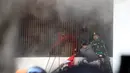 Asap hitam mengepul dari dalam gedung. (Liputan6.com/Helmi Fithriansyah)