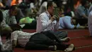 Seorang jamaah usai membaca Alquran di Masjid Istiqlal, Jakarta, Kamis (18/6/2015). Memasuki bulan Ramadan, sejumlah umat muslim mengisi waktu dengan beribadah seperti mengaji dan salat berjamaah di masjid. (Liputan6.com/Faizal Fanani)