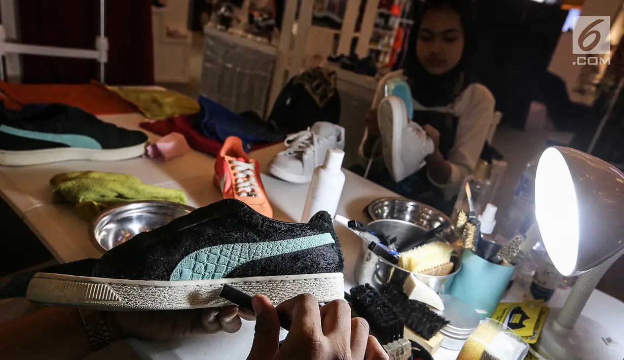 Sebuah sepatu sneaker dibersihkan pada bazar Sneakerpeak Kemang Quatro di Lippo Mall Kemang, Jakarta, Rabu (20/11). Kegiatan yang digelar keempat kalinya berlangsung hingga 25 November 2018. (Liputan6.com/Fery Pradolo)