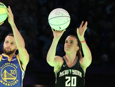 NBA All Star untuk pertama kalinya mempertemukan juara kontes tripoin NBA 2023, Steph Curry melawan juara kontes tripoin WNBA 2023, Sabrina Ionescu. Kompetisi tersebut merupakan rangkaian NBA All Star 2024 yang berlangsung di Gainbridge Fieldhouse, Indianapolis, Amerika Serikat, Minggu (18/2/2024) pagi WIB. Duel diawali oleh Sabrina Sabrina Ionescu yang berhasil mencetak 26 poin. Setelah itu, Stephen Curry yang ambil bagian untuk kompetisi menembak tiga poin. Pemain Golden State Warriors tersebut tercatat sukses melesatkan 29 poin sekaligus membuatnya mengalahkan Sabrina. (Foto kolase: AFP/Getty Images/Stacy Revere)