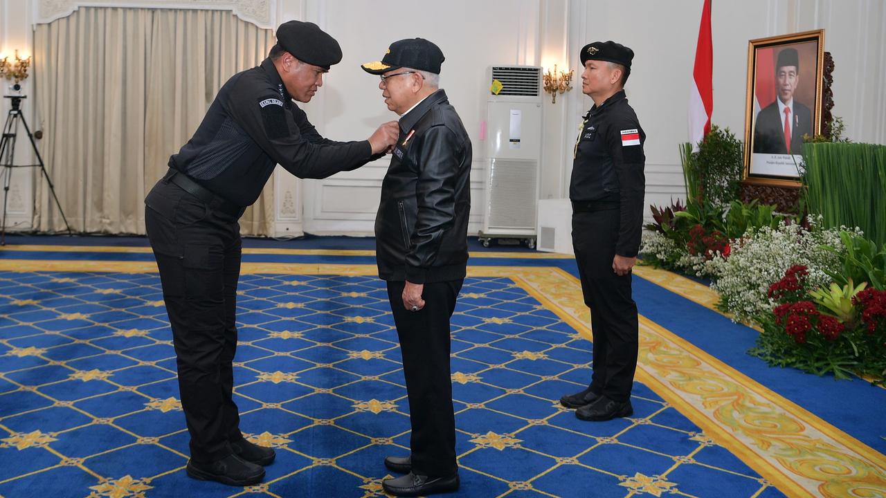 Wapres Ma’ruf Amin Terima Brevet Kehormatan Hiu Kencana dari TNI AL, Ini Maknanya