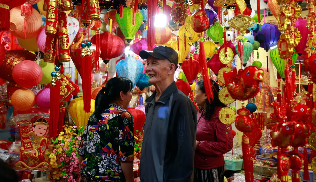 Warga berbelanja pernak-pernik untuk merayakan Tahun Baru Imlek di Hanoi, Vietnam, Minggu (3/2). (AP Photo/Hau Dinh)