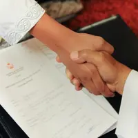 Saking kompaknya, setelah mengucap Ijab Kabul, mempelai pria ini melakukan 'tos' lima jari pada mertua lelaki. Para tamu sampai ngakak.