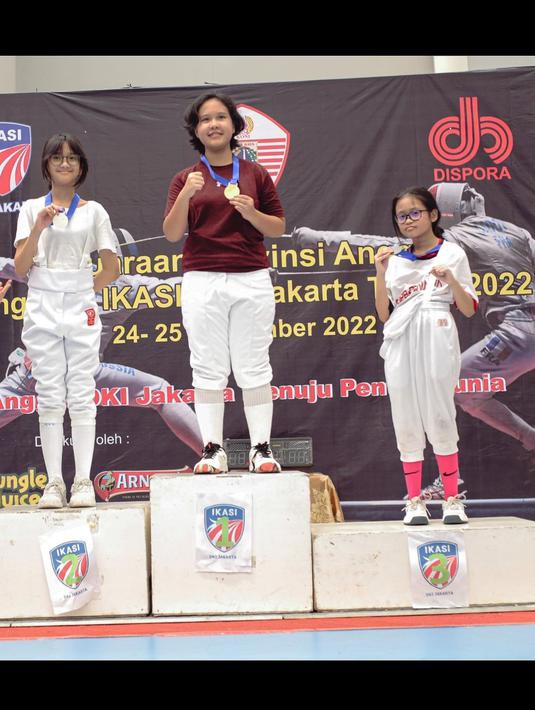 Inilah para juara anggar untuk kategori Sabre Putri U-14 Kejuprov Anggar DKI Jakarta. Abbey berdiri di papan peringkat kedua. (Foto: Instagram/@artikasaridevi)