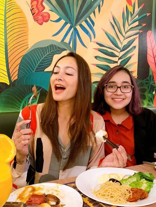 <p>Melalui akun instagramnya, pemeran berusia 42 tahun itu kerap membagikan momen bersama putri cantiknya. [Instagram/rezerdewi]</p>